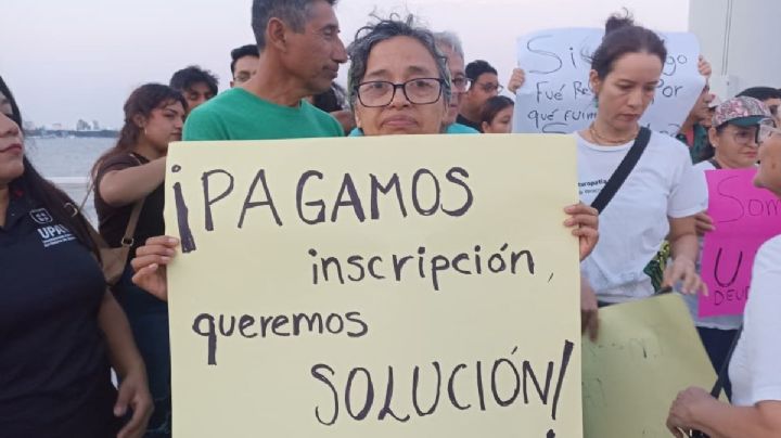 Estudiantes y maestros de la UPAV protestan por falta de pagos y baja de matrícula