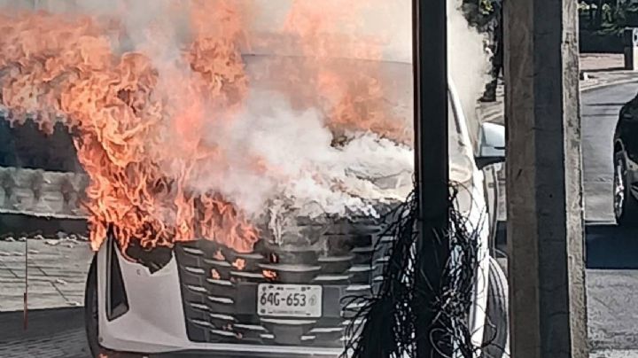 Se incendia camioneta en Constituyentes y Reforma