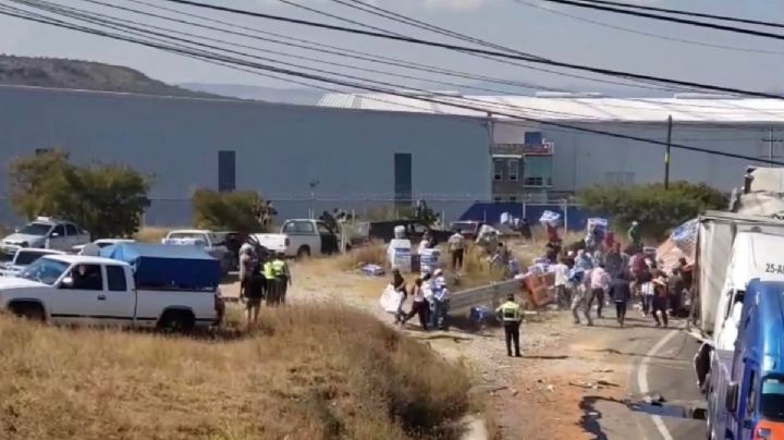 Rapiña de papel higiénico, tras volcadura de tráiler en la México-Querétaro