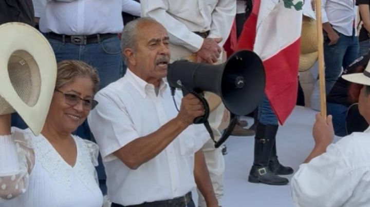 “Cristeros” salen a marchar: “defendiendo a la Patria y a Dios”