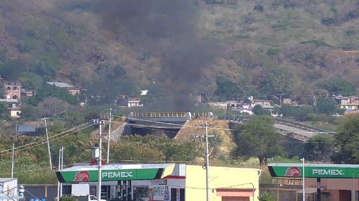 Célula criminal incendia Tzintzuntzan, Michoacán, tras ataque a fuerzas federales