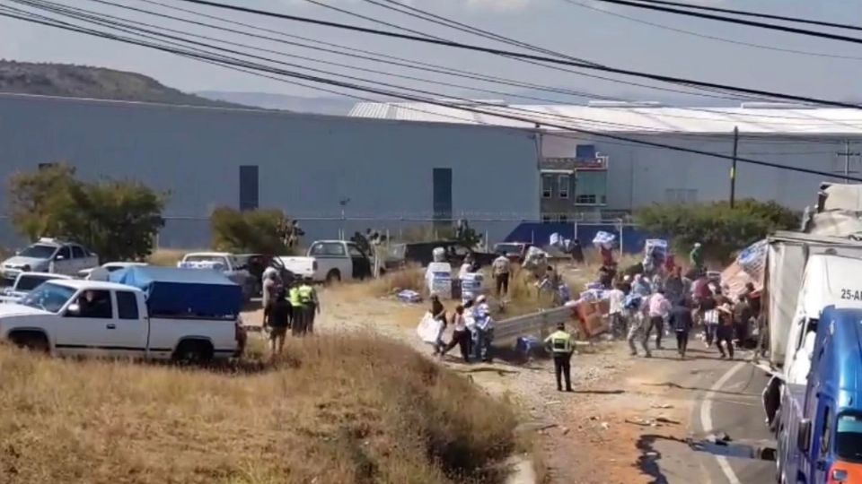 Un tráiler con cargamento de papel higiénico volcó en el distribuidor de Palmillas-Huichapan