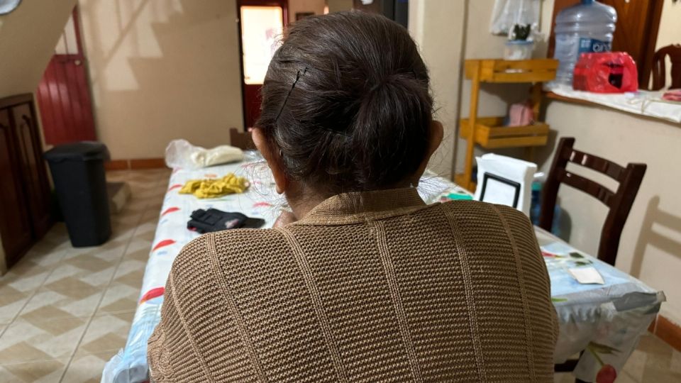 Leticia cuida a sus padres sin descanso; el rostro invisible de mujeres que sostienen la vida