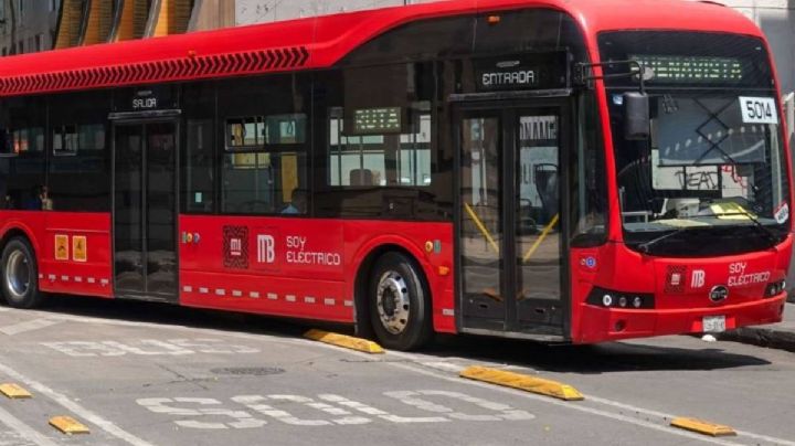 Conductor choca contra Metrobús en Balderas