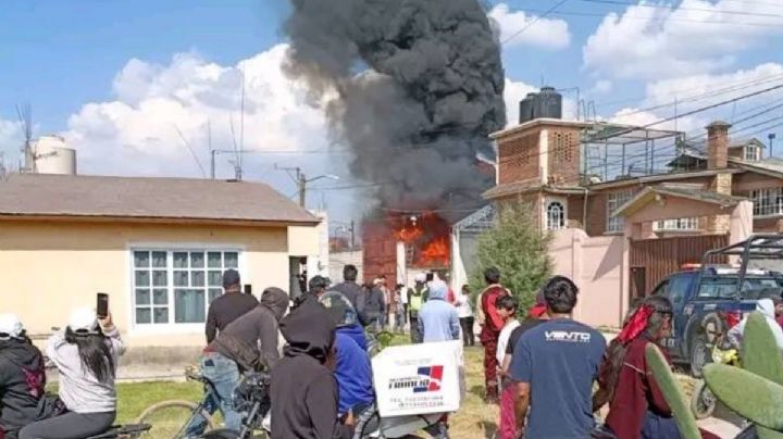 Incendio en almacen de chatarra en Toluca; bomberos realizan labores de control