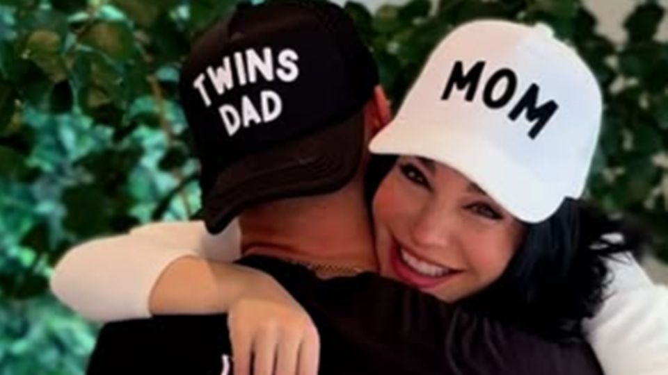 Con profunda emoción la llegada de sus hijas gemelas