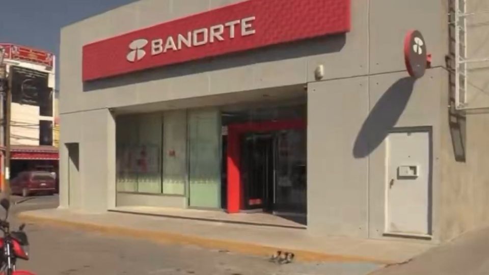 Los hombres armados forcejearon cerca del banco hasta que se encendieron las alarmas