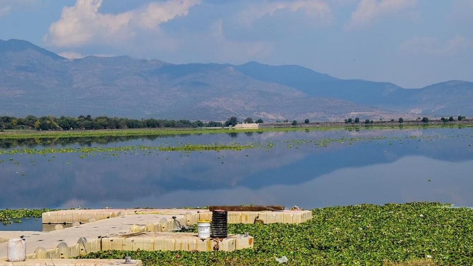 El cuerpo flotaba en las aguas negras de la presa
