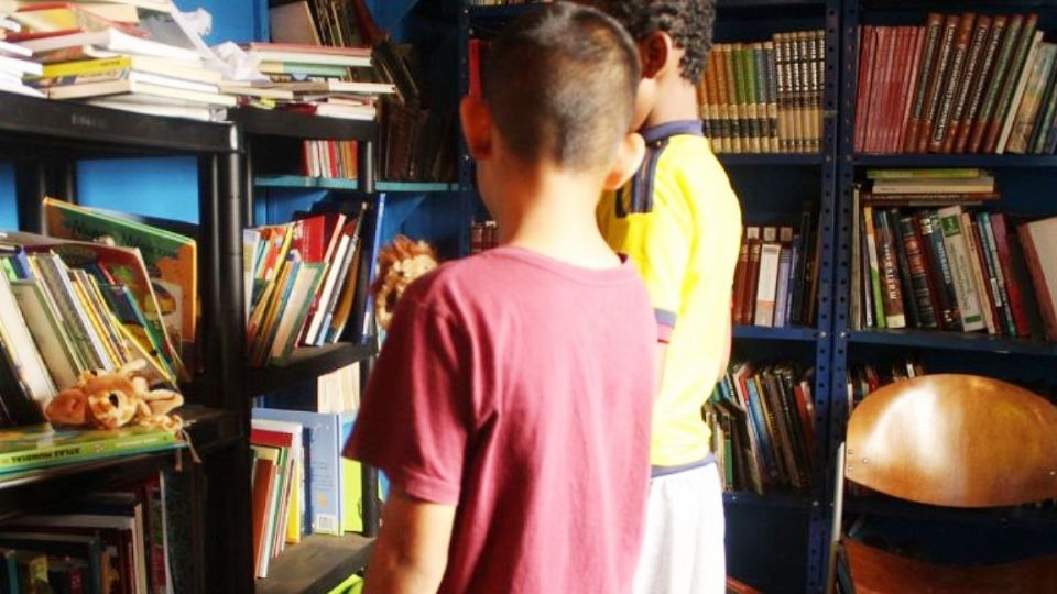 Una de las bibliotecas comunitarias quedó totalmente destruida