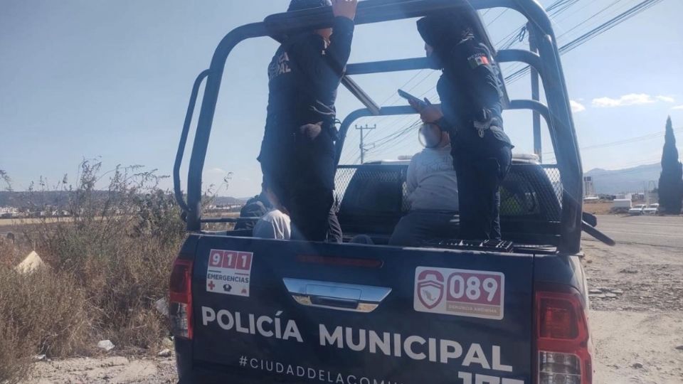 Detienen a 5 personas por tirar basura en vía pública