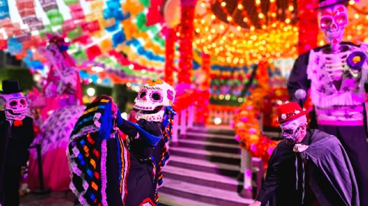Catrinas cantan ópera en el kiosco de Silao