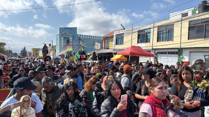 Cempasúchil, flores y porras, así fue la procesión de la Santa Muerte en Pachuca