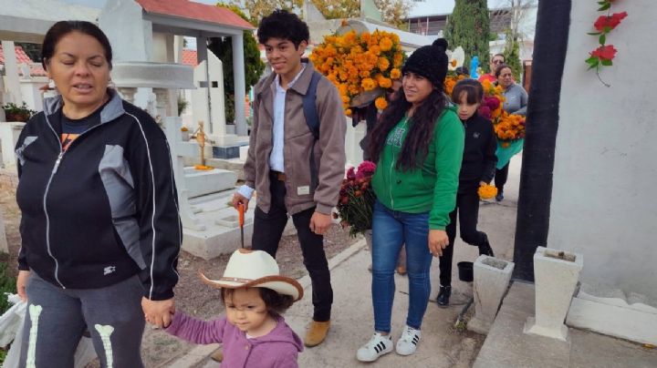 “Ellos nos enseñaron y ahora los recordamos con altar y flores”: familia de Actopan