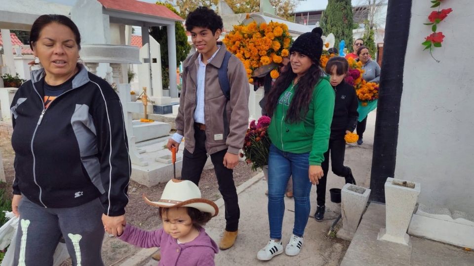 Las familias llegan a limpiar al panteón y a convivir con sus seres fallecidos