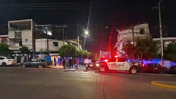 Asesinan motosicarios a mecánico afuera de su taller, en León