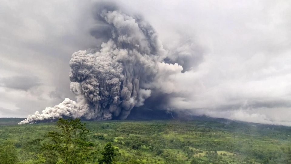 El volcán, uno de los más activos del archipiélago indonesio, ha entrado en erupción en más de una decena de ocasiones en las últimas 24 horas.
