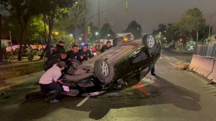 Auto choca y termina volcado en la Gustavo A. Madero