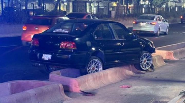 Automovilista choca y queda arriba de la división de concreto de una ciclovía en la Cuauhtémoc