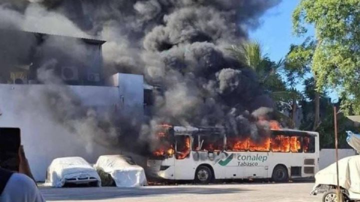 Estudiantes del Conalep queman autobús por quedar fuera de Becas del Bienestar en Tabasco