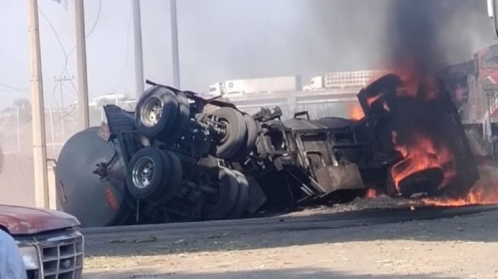 Pipa con diésel trata de ganar paso a tren en Tula, chocan y explota | VIDEO