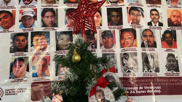 Frente a Fiscalía de Coatzacoalcos colocan árbol navideño con fotos de desaparecidos