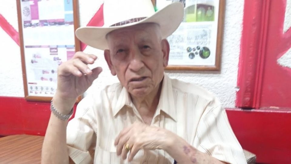 Don Aurelio posando con un sombrero al estilo ranchero