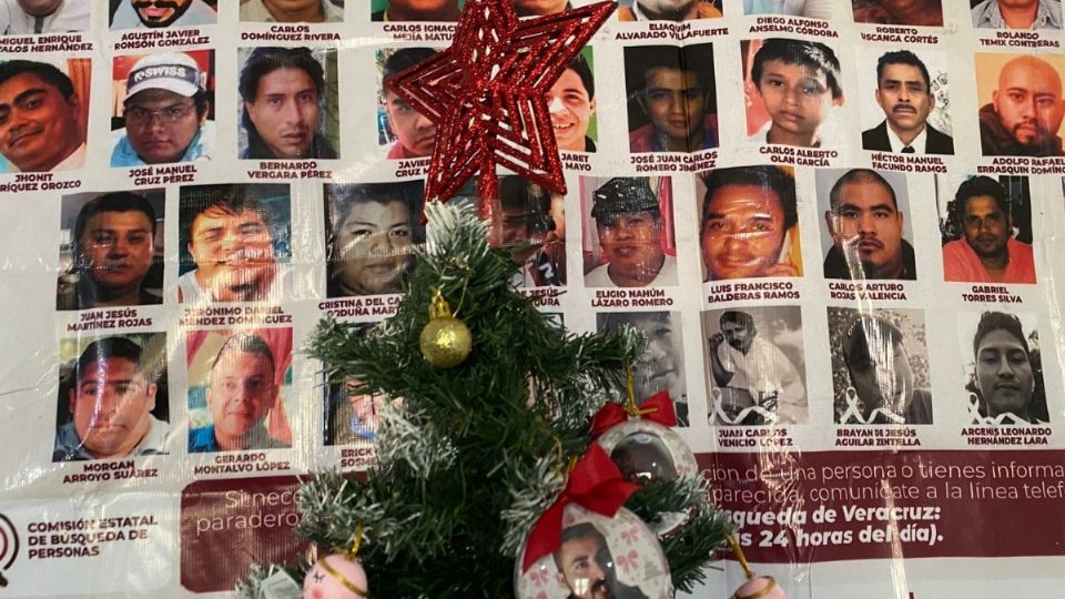 Colectivo de madres buscadoras colocan árbol con fotos de desaparecidos en Fiscalía de Coatzacoalcos