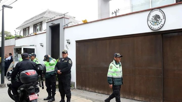 "Si se tiene que ingresar a la Embajada mexicana, se hará": presidente interino de Perú