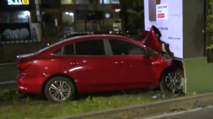 Auto se impacta contra columna del segundo piso de Periférico