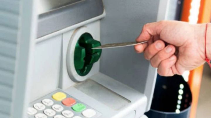 Detienen a sujeto con varias tarjetas bancarias en la alcaldía Cuauhtémoc