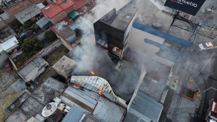 Arde mueblería en en centro de Celaya, por cortocircuito