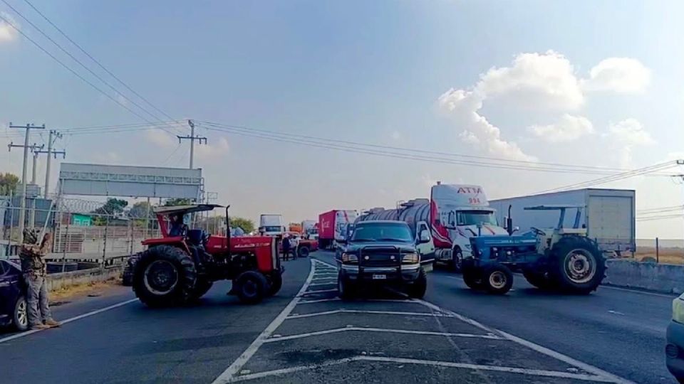 Sólo la carretera Pénjamo-Santa Ana Pacueco estaba cerrada la noche de este lunes.