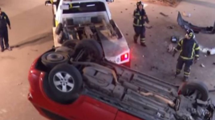 Vuelca camioneta en la Glorieta de los Insurgentes