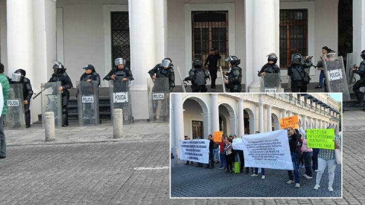 Granaderos desalojan a extrabajadores del Seguro Popular en el Centro de Xalapa; esto pedían