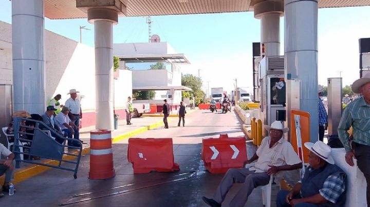 Productores agrícolas mantienen bloqueo de tres casetas en Sinaloa