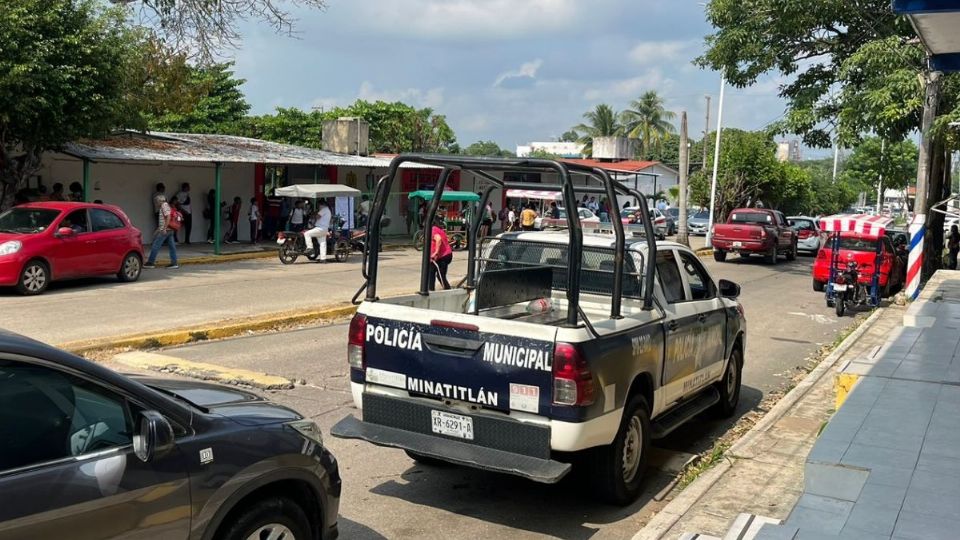 Policías resguardan primaria en Minatitlán tras amanecer con cartulina de amenaza