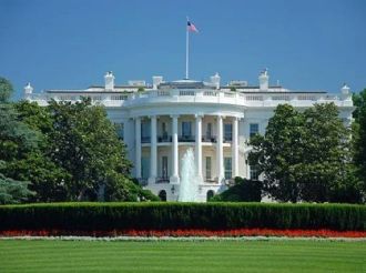 Hombre estrella su camioneta contra barricada de la Casa Blanca