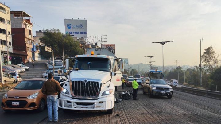 Muere motociclista arrollado por una pipa de doble remolque en la México-Pachuca