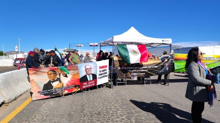 Campesinos mantienen bloqueo en garita Mariposa en Nogales, Sonora