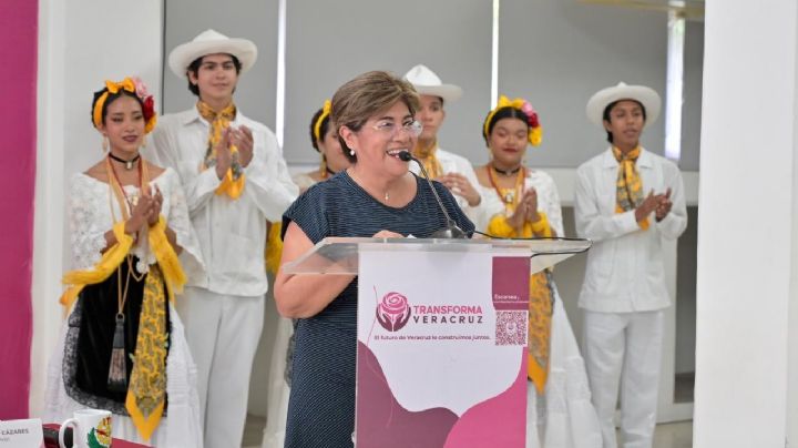 En Foro, Rosa María Hernández Espejo habla sobre becas para universitarios en Veracruz