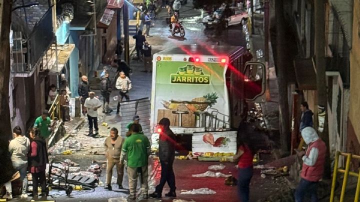 Videos | Camión de refrescos "Jarritos" se impacta contra una casa y deja dos adultos heridos en AO