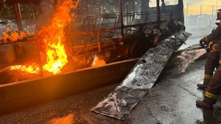 Se incendia unidad de transporte público en Tlalnepantla