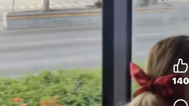 Viajan con la puerta abierta en la oruga en pleno bulevar, por esto pagas 14 pesos