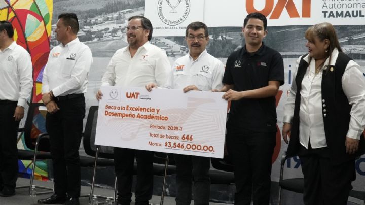 UAT y Secretaría de Educación entregan más de 8,000 becas a universitarios