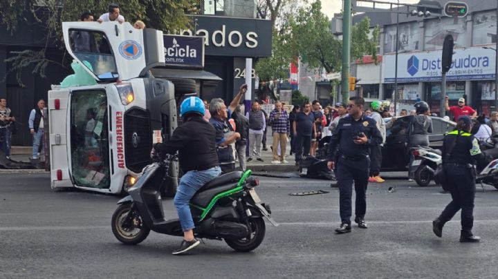 Choca ambulancia en Eje Central; dos paramédicos y una mujer resultan heridos