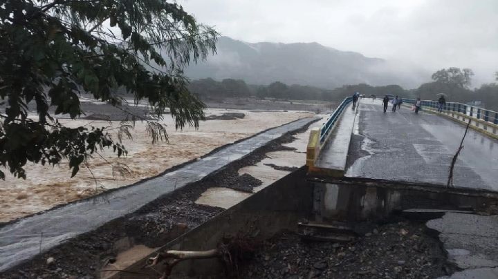 Se desborda arroyo en Huejutla y daña varias viviendas