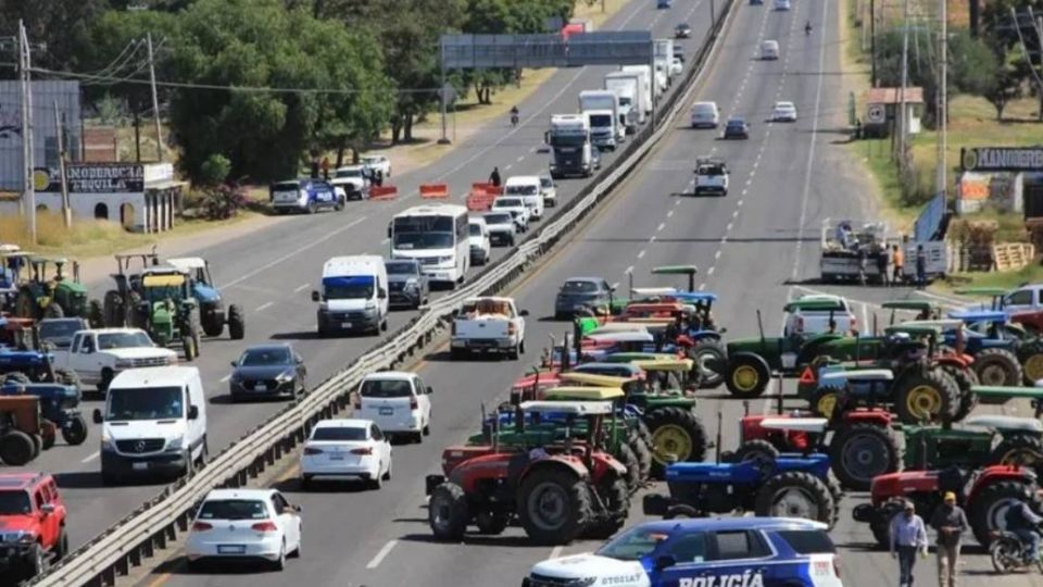 El bloqueo de la carretera Pénjamo-Santa Ana Pacueco es a la altura de la comunidad Laguna Larga de Cortés.