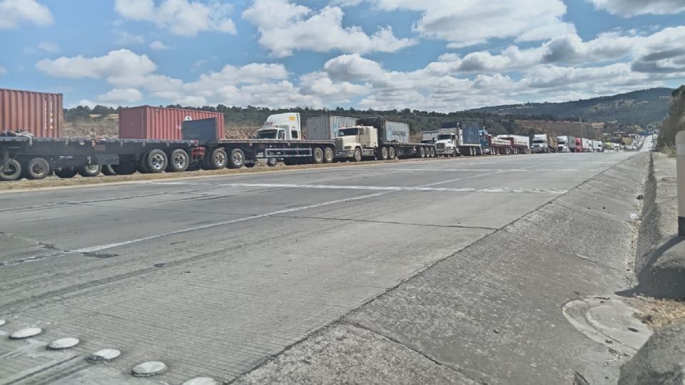 Hay filas kilométricas de vehículos, tráileres y cami9ones varados en la autopista