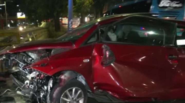 Auto queda destrozado tras impactase contra muro de contención en Circuito Interior