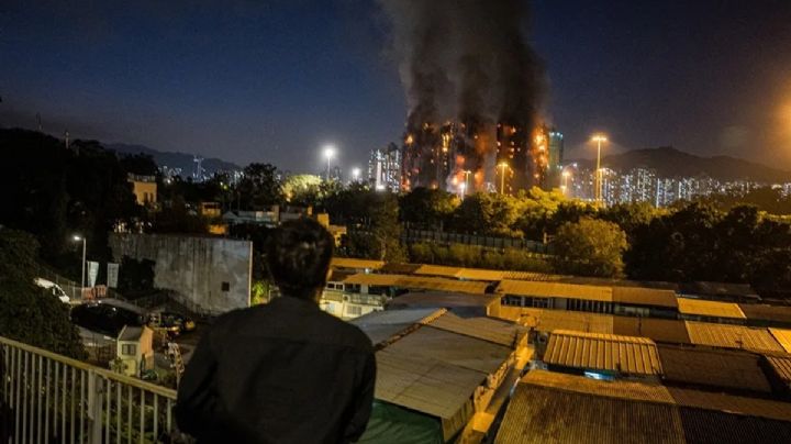 Autoridades de Hong Kong arrestan a seis personas en el caso del incendio de las torres